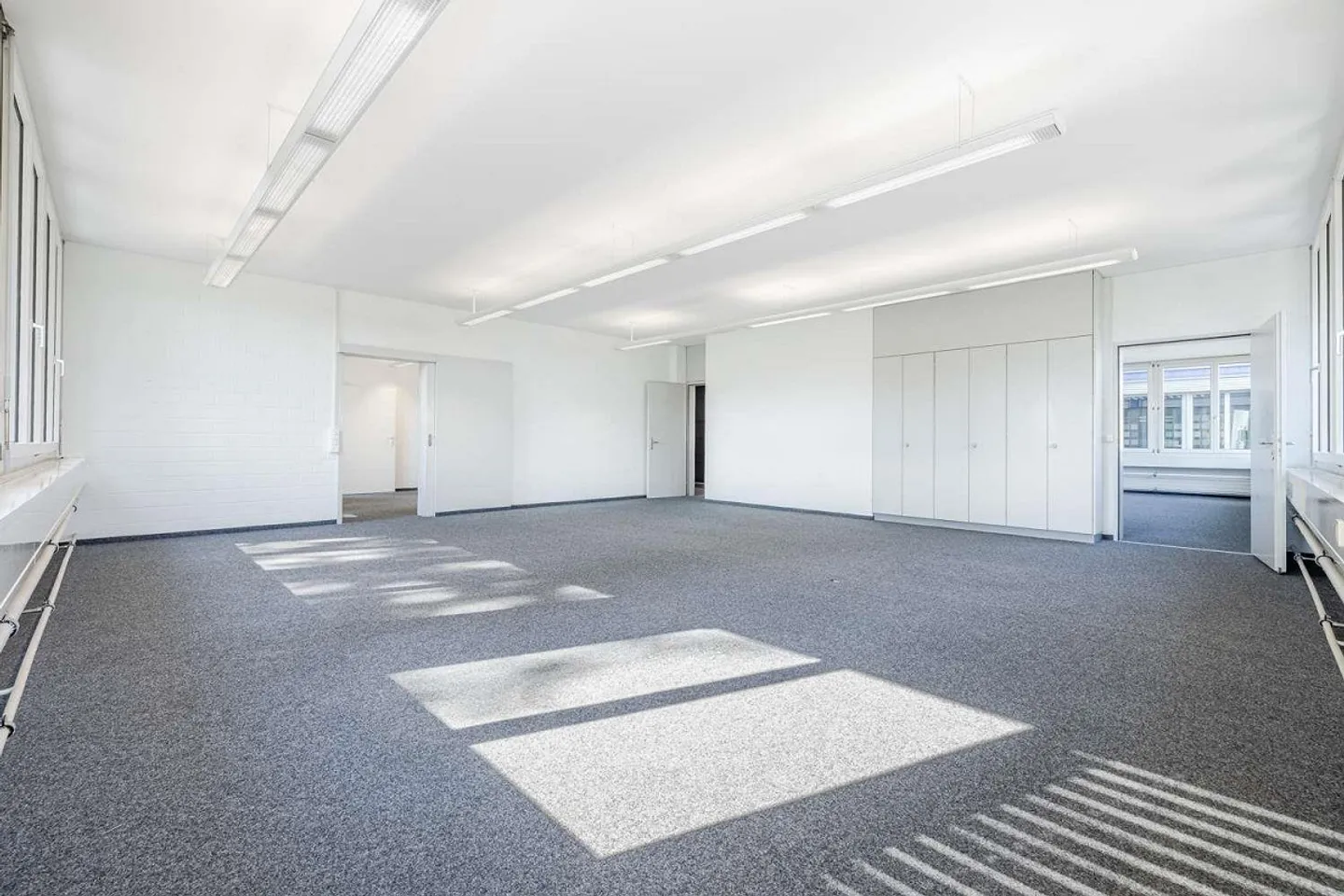 Space for Ideas: 300 m² Office Space in the Heart of Winkeln, St. Gallen - Photo 5 of 11