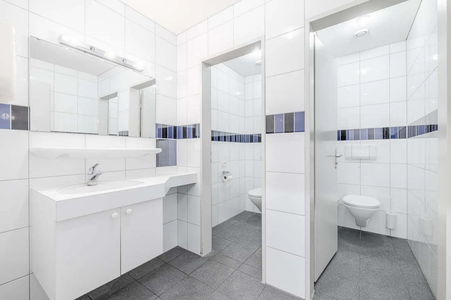 Space for Ideas: 300 m² Office Space in the Heart of Winkeln, St. Gallen - Photo 8 of 11