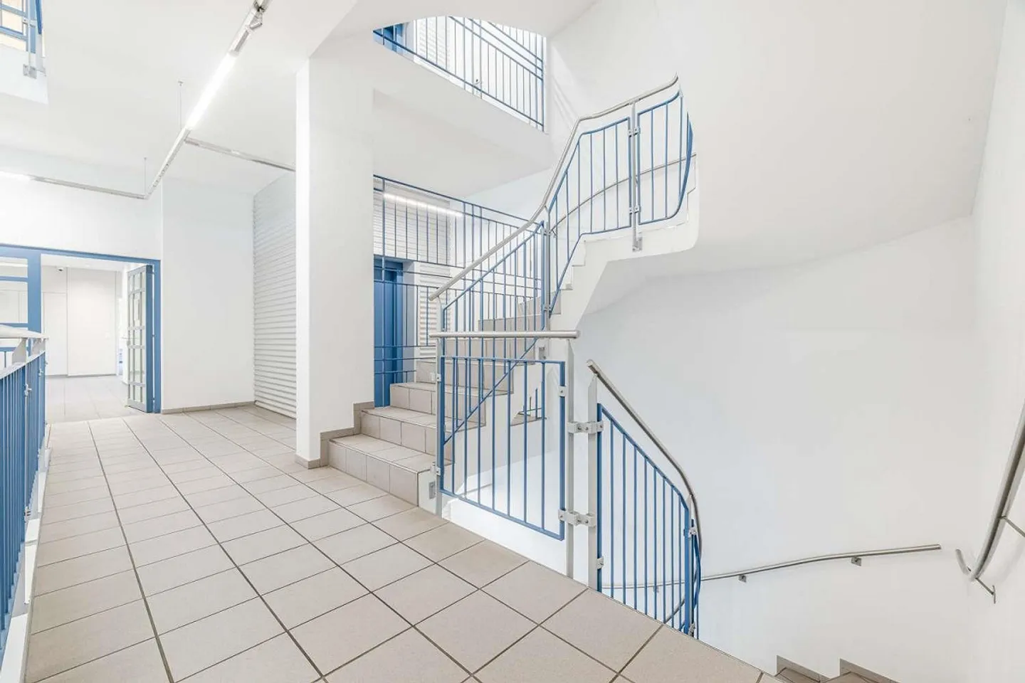 Space for Ideas: 300 m² Office Space in the Heart of Winkeln, St. Gallen - Photo 9 of 11