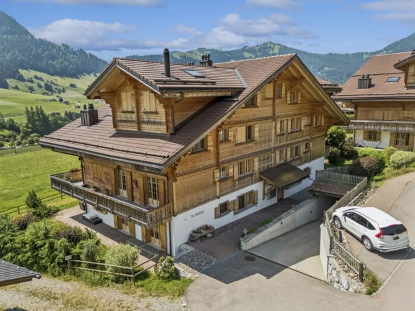 Luxurious Chalet Style over Two Floors – 5.5-Room Dream Home in Alpine Chic - Photo 2 of 13