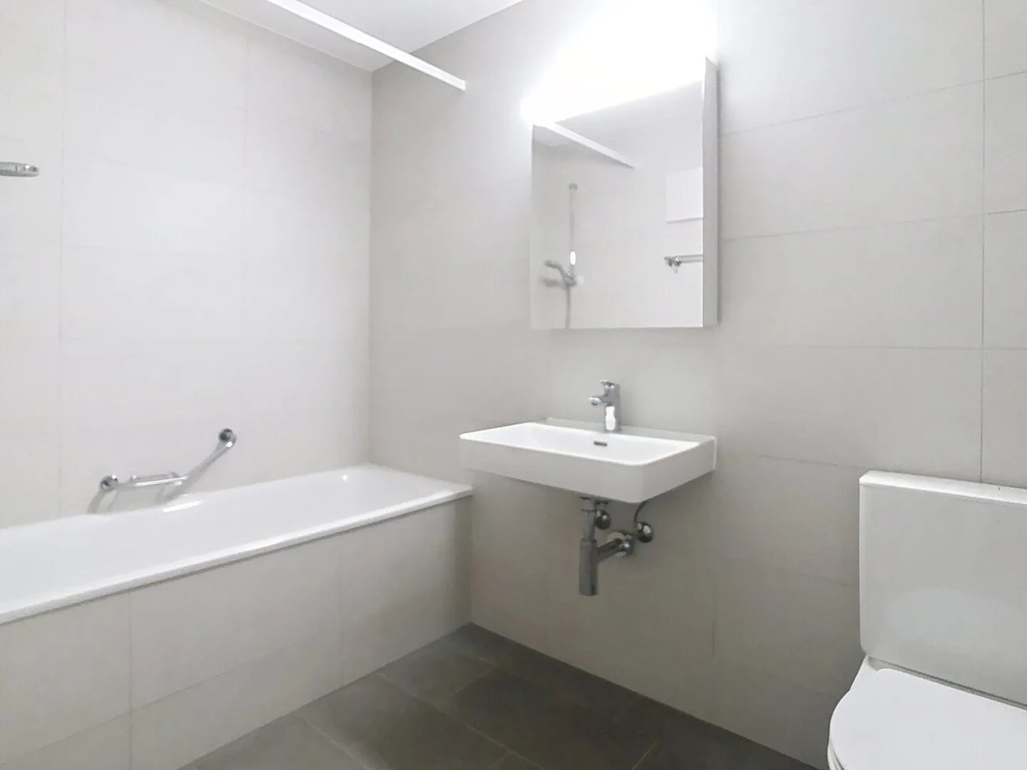 3,5 Zimmer renovierte Wohnung mit Balkon, ruhig und nahe dem Zentrum von Fribourg - Foto 2 von 7