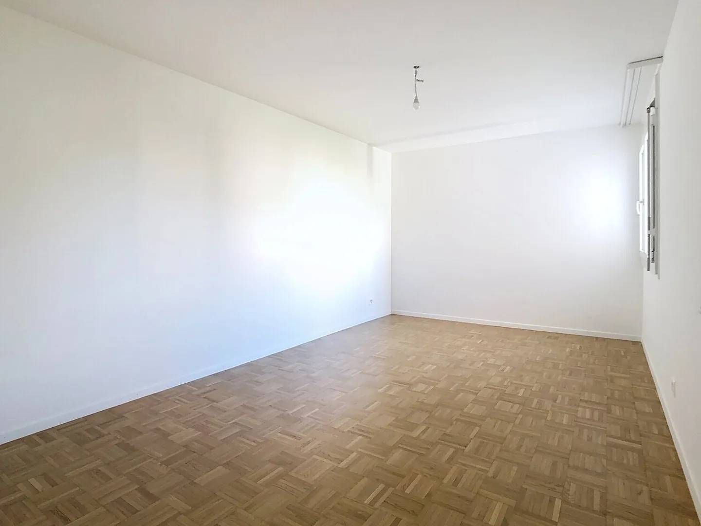 3,5 Zimmer renovierte Wohnung mit Balkon, ruhig und nahe dem Zentrum von Fribourg - Foto 3 von 7