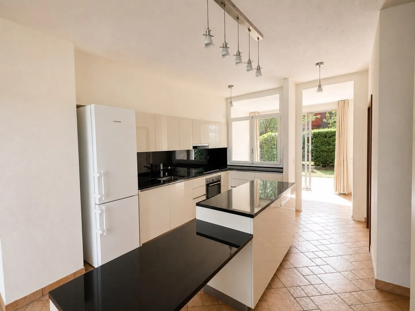 Beau duplex lumineux avec 5,5 pièces et jardins - Photo 1 sur 13