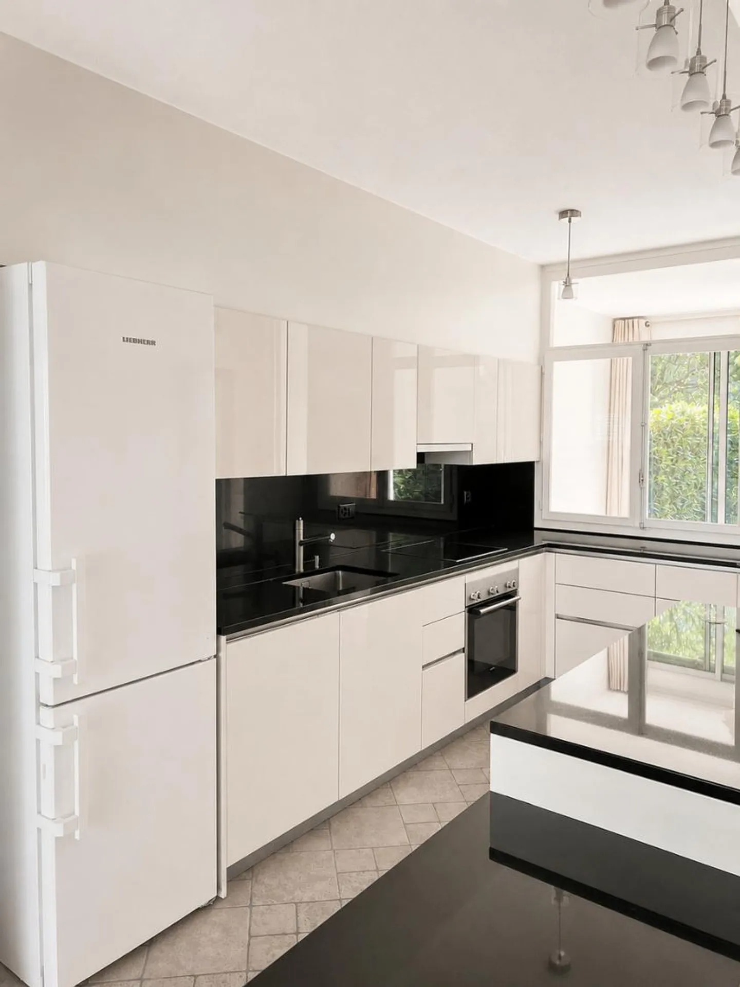 Beau duplex lumineux avec 5,5 pièces et jardins - Photo 2 sur 13