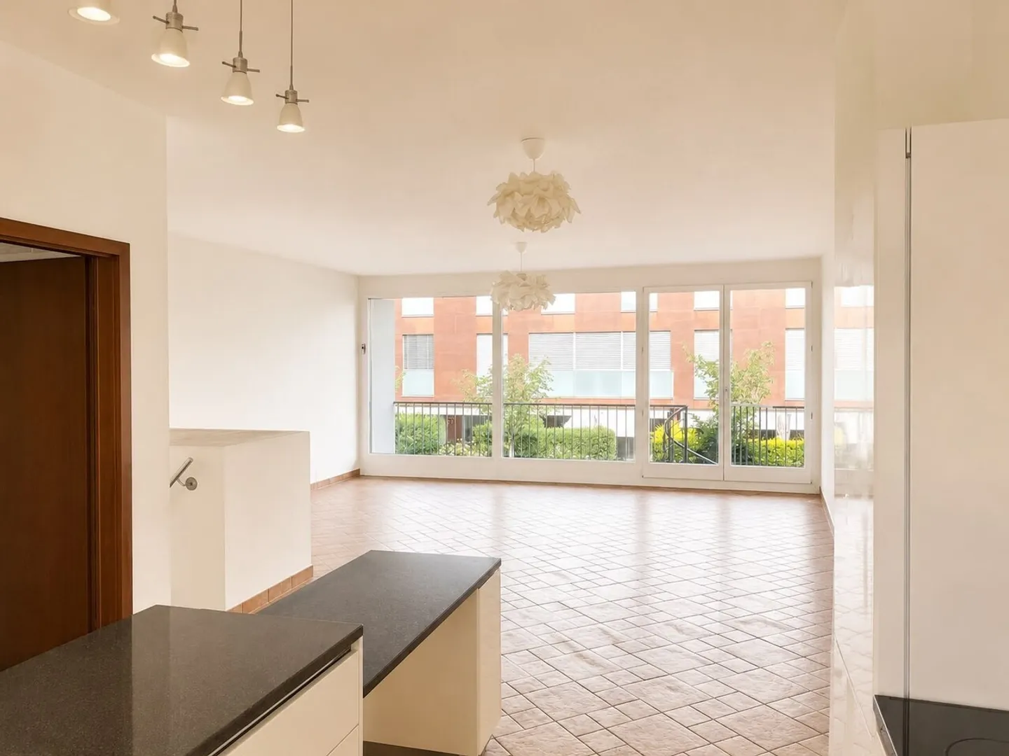 Beau duplex lumineux avec 5,5 pièces et jardins - Photo 3 sur 13