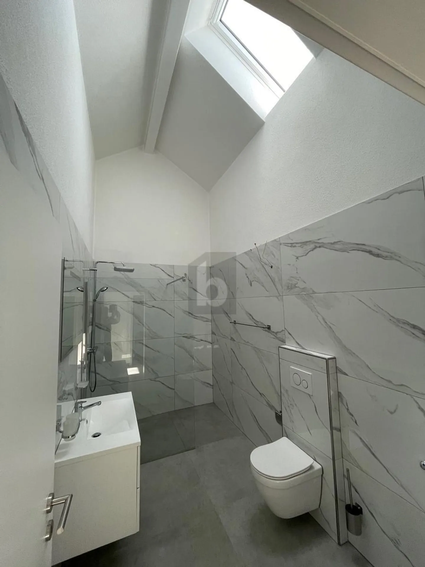 BRIGHT AND SPACIOUS - Photo 2 of 6