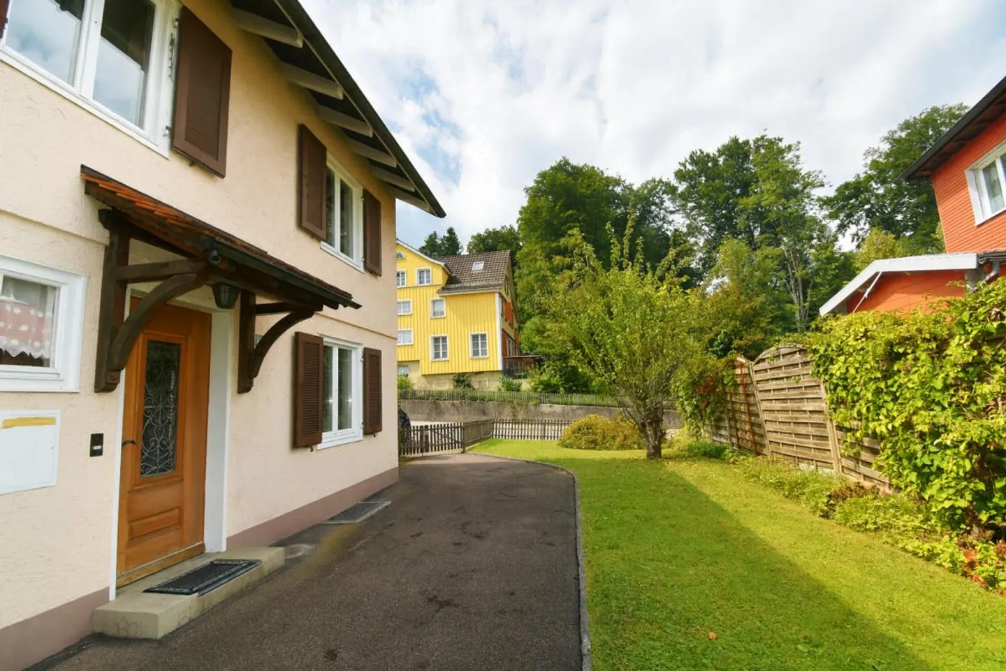 Casa a schiera angolare con potenziale di espansione e idillio da giardino - Foto 2 di 14