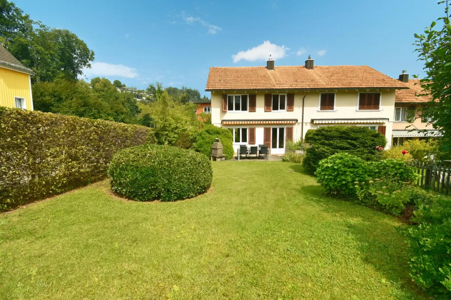 Casa a schiera angolare con potenziale di espansione e idillio da giardino - Foto 1 di 14