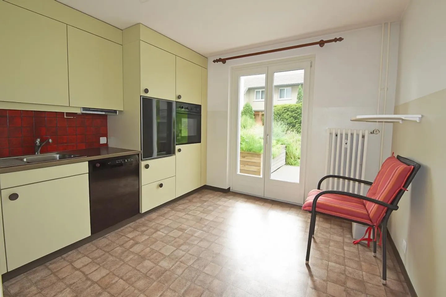 Casa a schiera angolare con potenziale di espansione e idillio da giardino - Foto 3 di 14