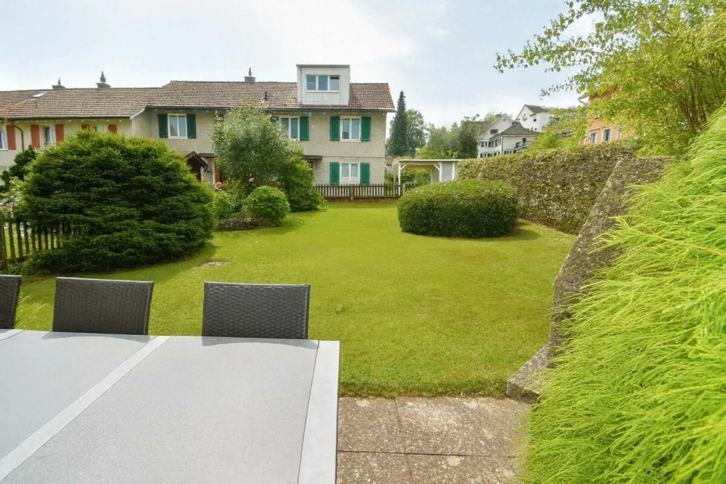 Casa a schiera angolare con potenziale di espansione e idillio da giardino - Foto 5 di 14