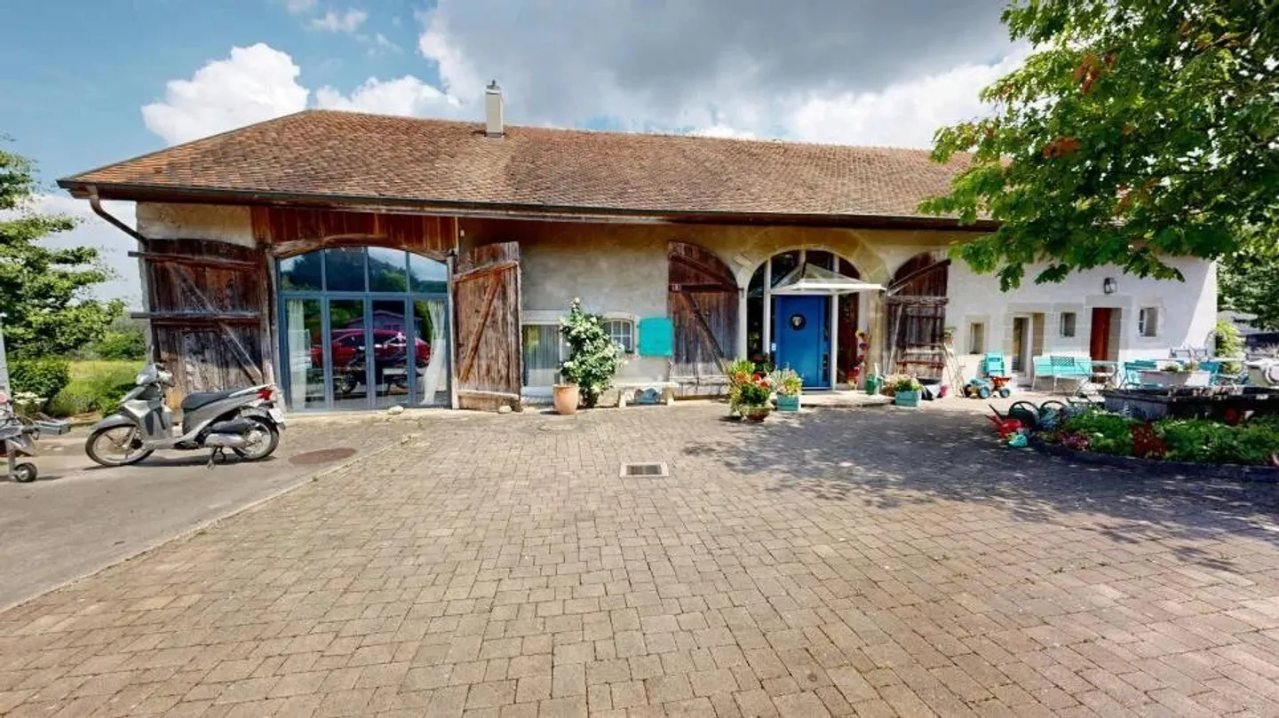 Charming Renovated Farmhouse - Photo 5 of 13