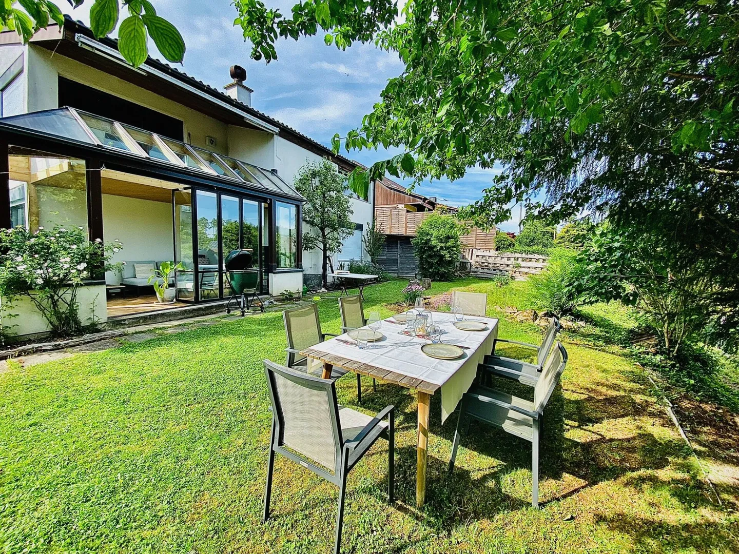 Casa unifamiliare indipendente di 5,5 locali con giardino d'inverno, garage e giardino soleggiato - Foto 1 di 22