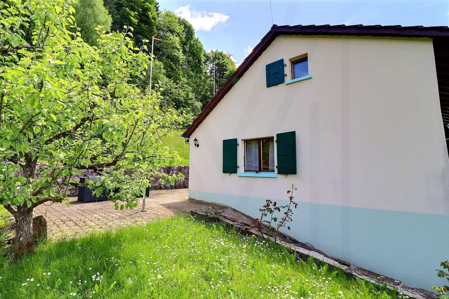 A haven of tranquility facing Lake Gruyère? Individual chalet in La Berra - Photo 10 of 12