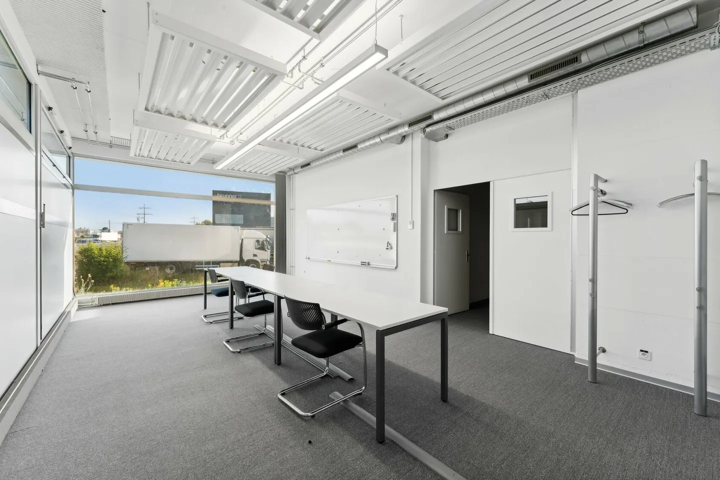 Mixed-use building for rent - Photo 4 of 13