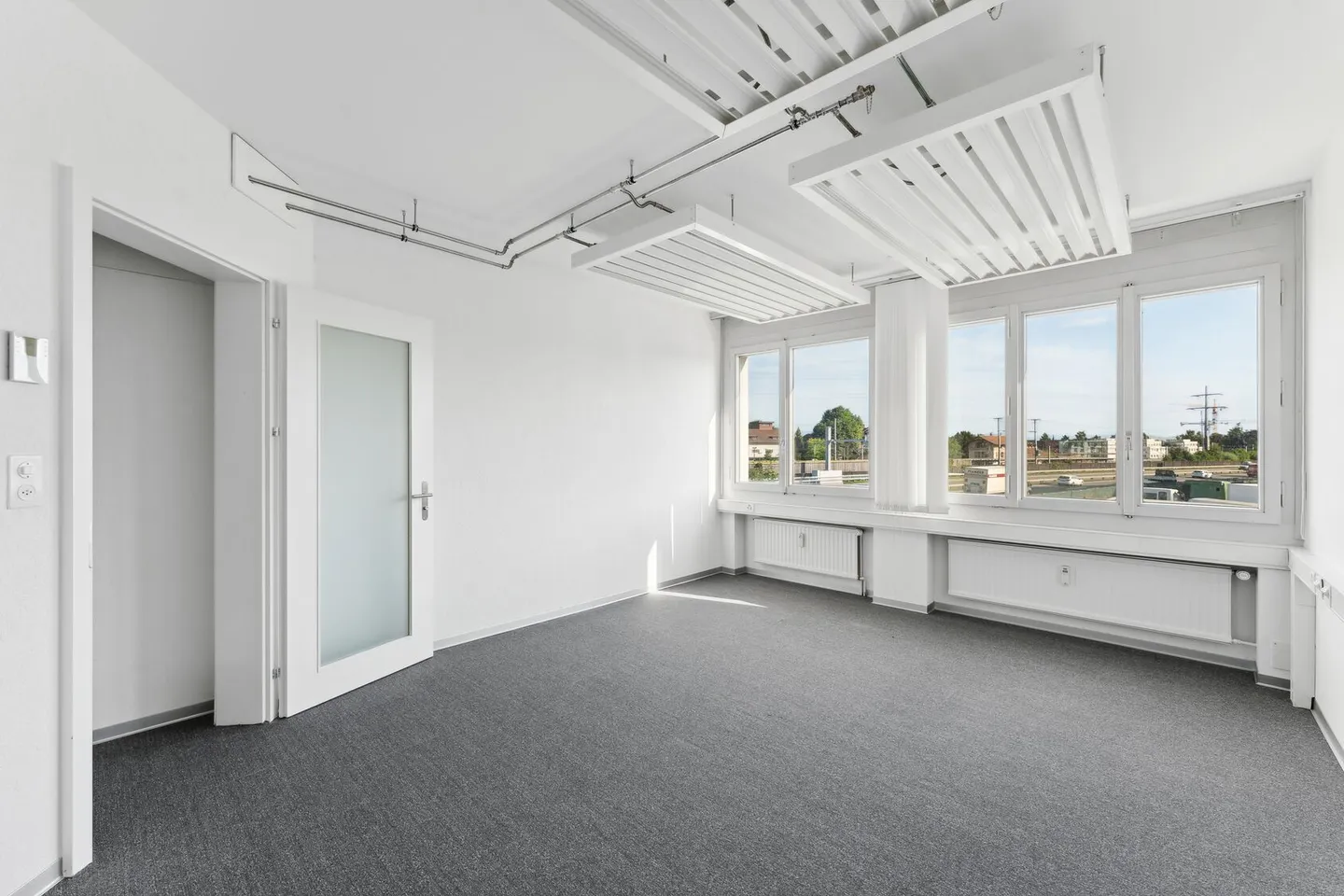 Mixed-use building for rent - Photo 6 of 13