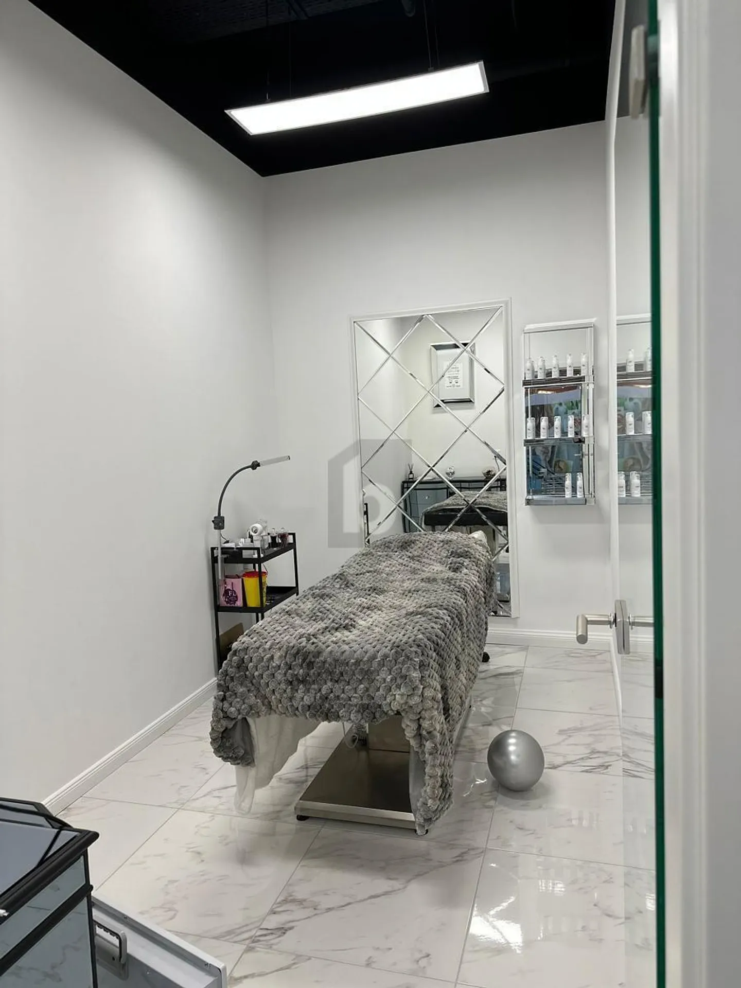 TURNKEY BEAUTY SPACE IN MALLEY - Photo 2 of 3