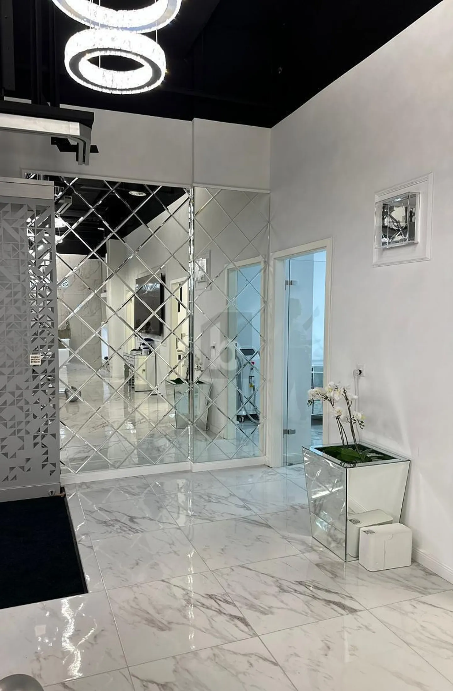 TURNKEY BEAUTY SPACE IN MALLEY - Photo 1 of 3