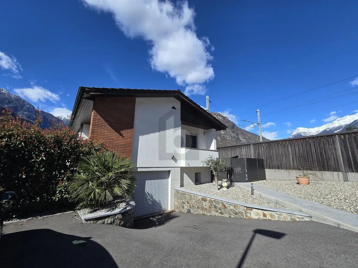 SPACIOUS WITH LARGE GARDEN - Photo 4 of 5