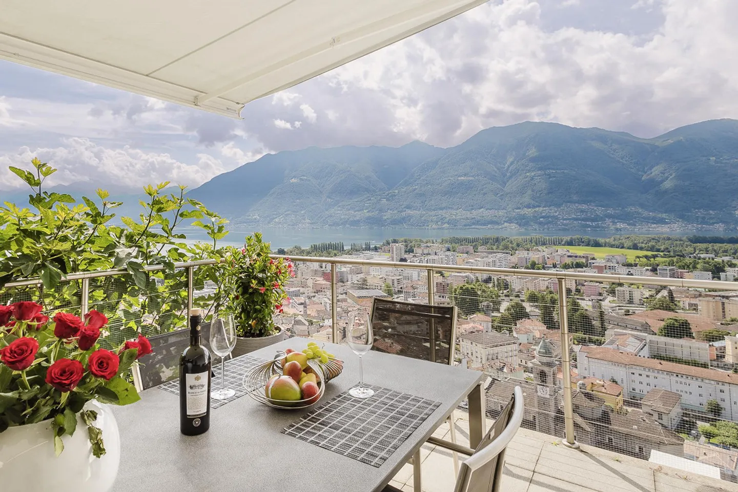 Elegante Villa mit Atemberaubendem Blick auf den Lago Maggiore - Foto 1 von 16