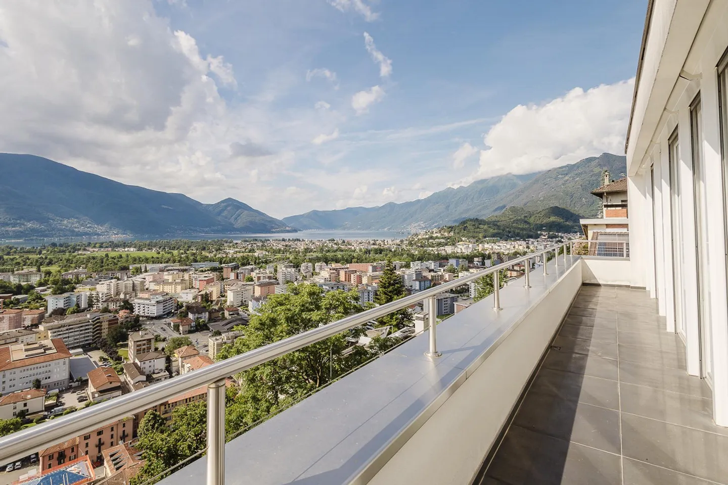 Elegante Villa mit Atemberaubendem Blick auf den Lago Maggiore - Foto 12 von 16