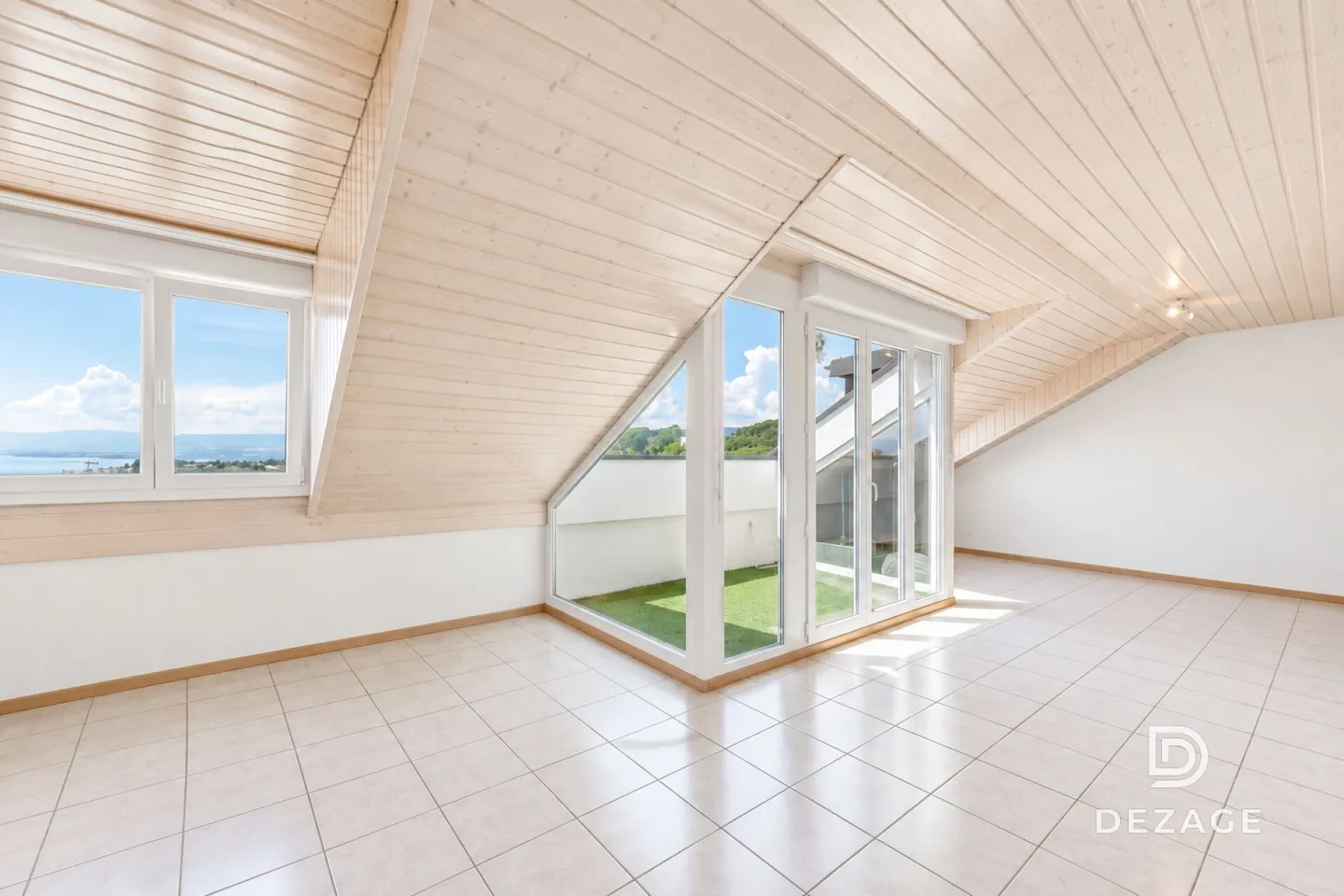 Vast bright penthouse with panoramic lake view at the gates of Pully and Lausanne! - Photo 1 of 14