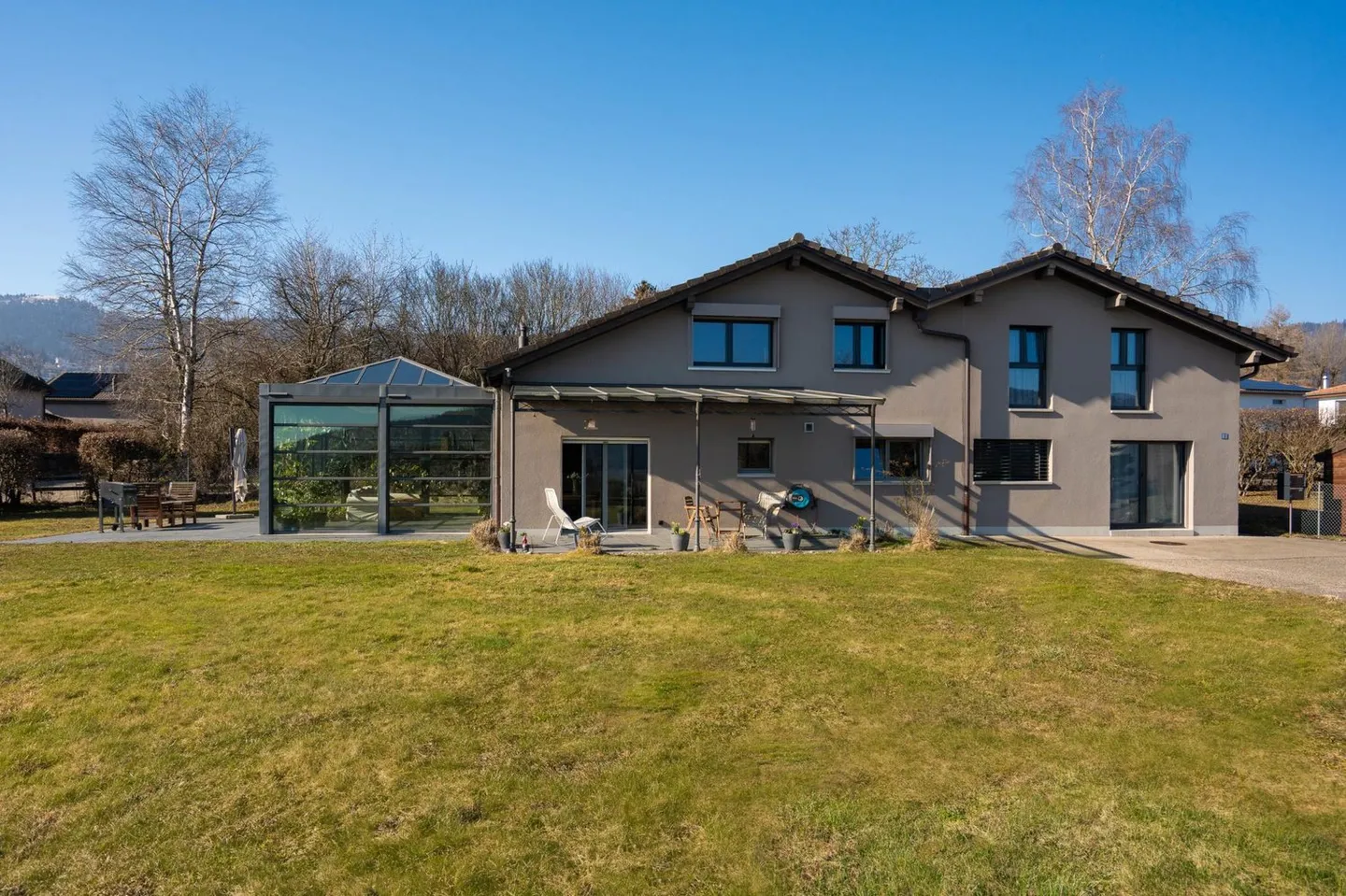 Seltene Gelegenheit? Multifamilienhaus in einer grünen und friedlichen Umgebung - Foto 1 von 13