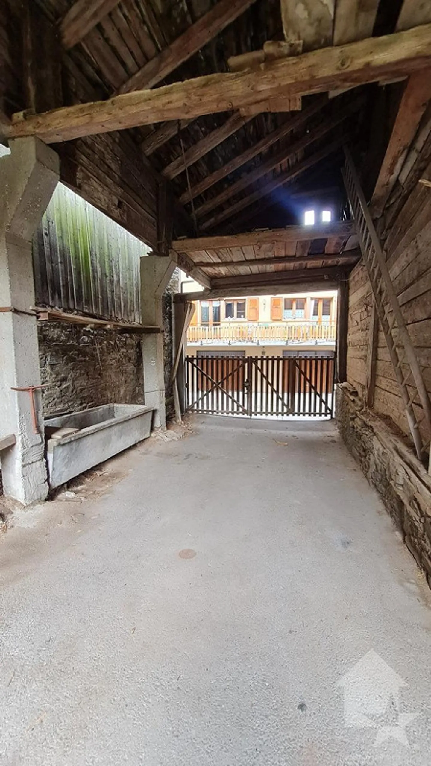 Una stalla da ristrutturare nel cuore del villaggio di Sembrancher - Foto 5 di 19