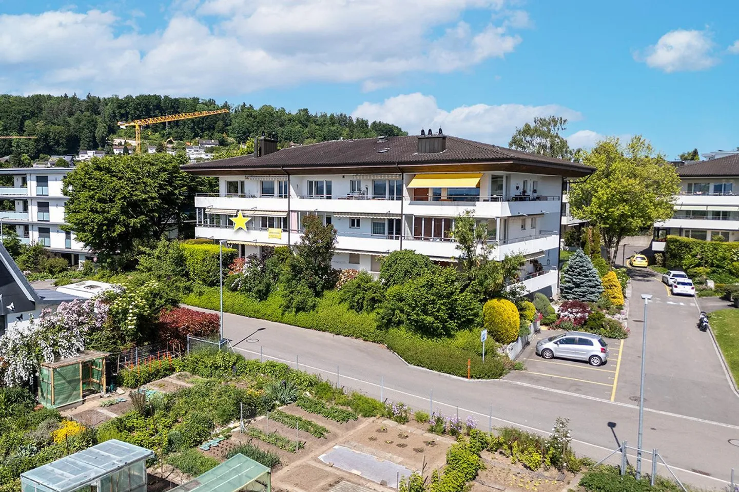 Large 6-room condominium in an attractive residential area with a view - Photo 1 of 14