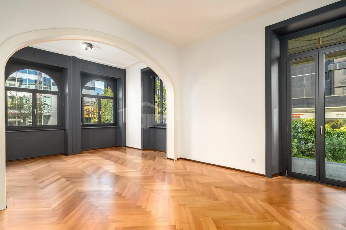 ELEGANTE 4.5 ZIMMER IN EINEM HISTORISCHEN GEBÄUDE IM ZENTRUM VON LUGANO - Foto 2 von 13