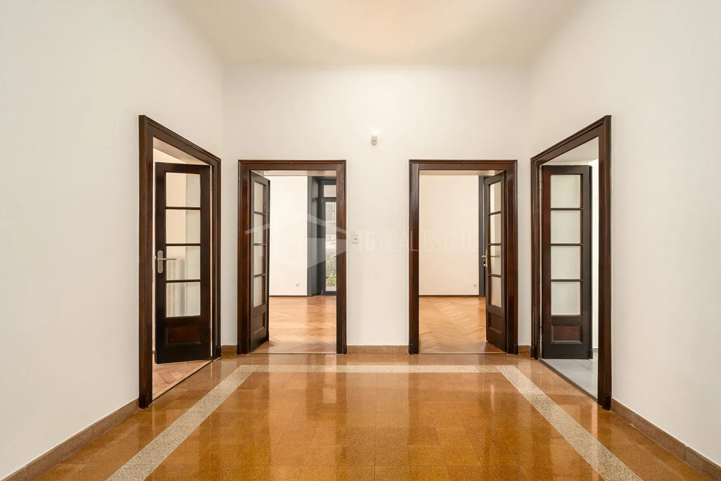 ELEGANTE 4.5 ZIMMER IN EINEM HISTORISCHEN GEBÄUDE IM ZENTRUM VON LUGANO - Foto 3 von 13