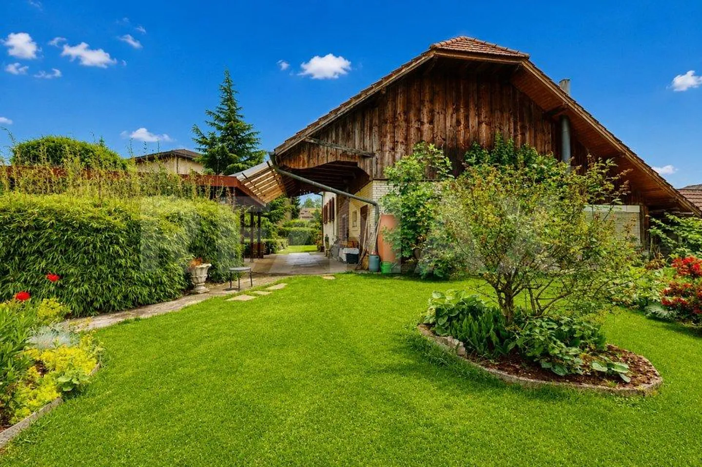 Charming residential house with approved expansion potential - Photo 2 of 13
