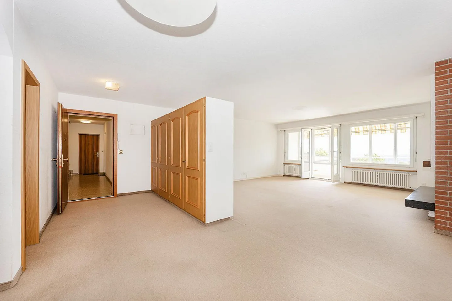 Large 6-room condominium in an attractive residential area with a view - Photo 5 of 14