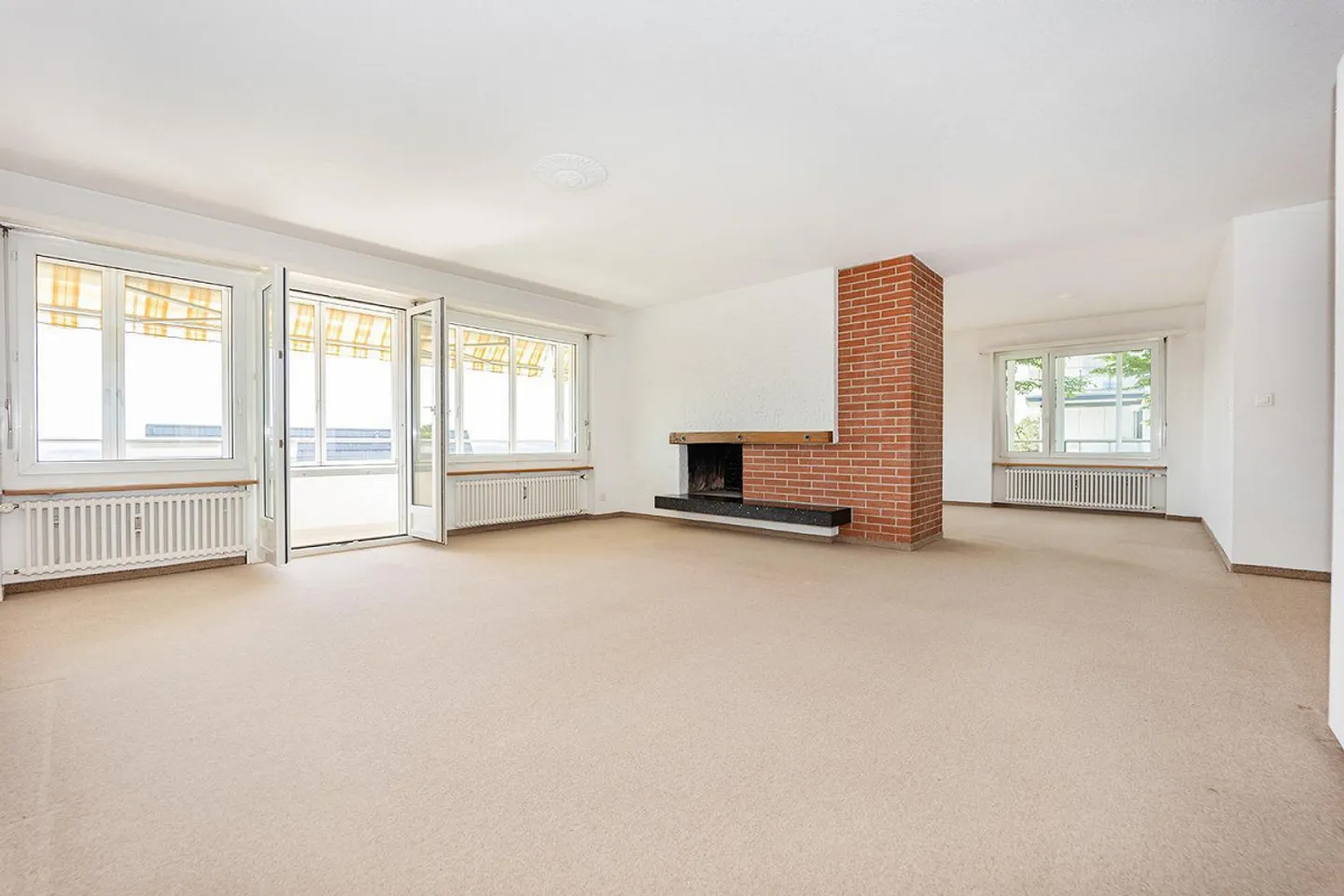 Large 6-room condominium in an attractive residential area with a view - Photo 6 of 14