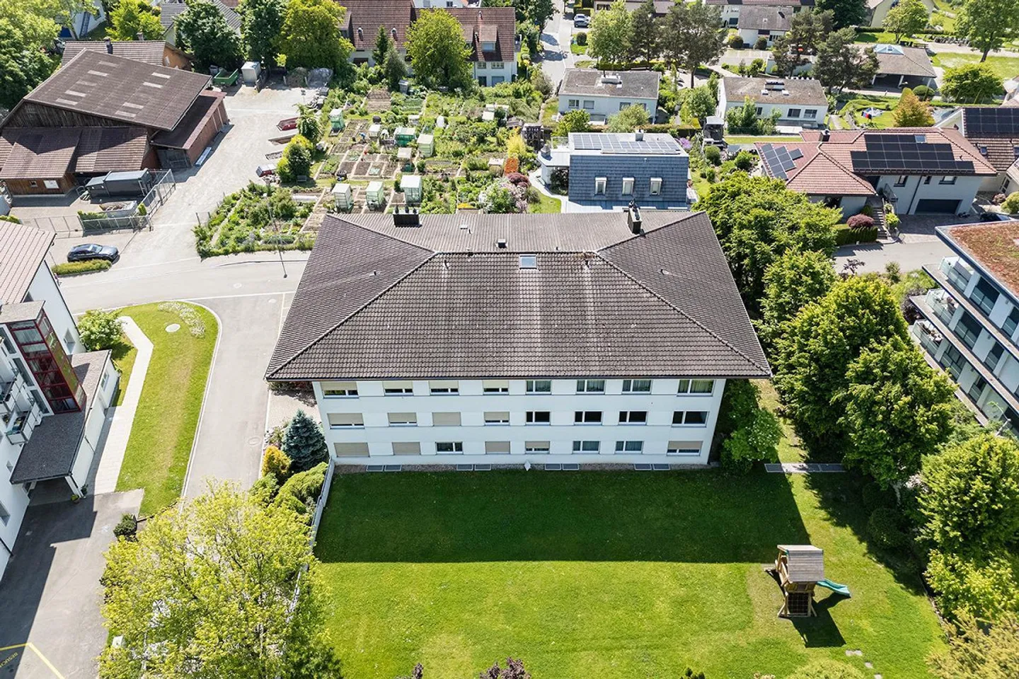 Large 6-room condominium in an attractive residential area with a view - Photo 3 of 14