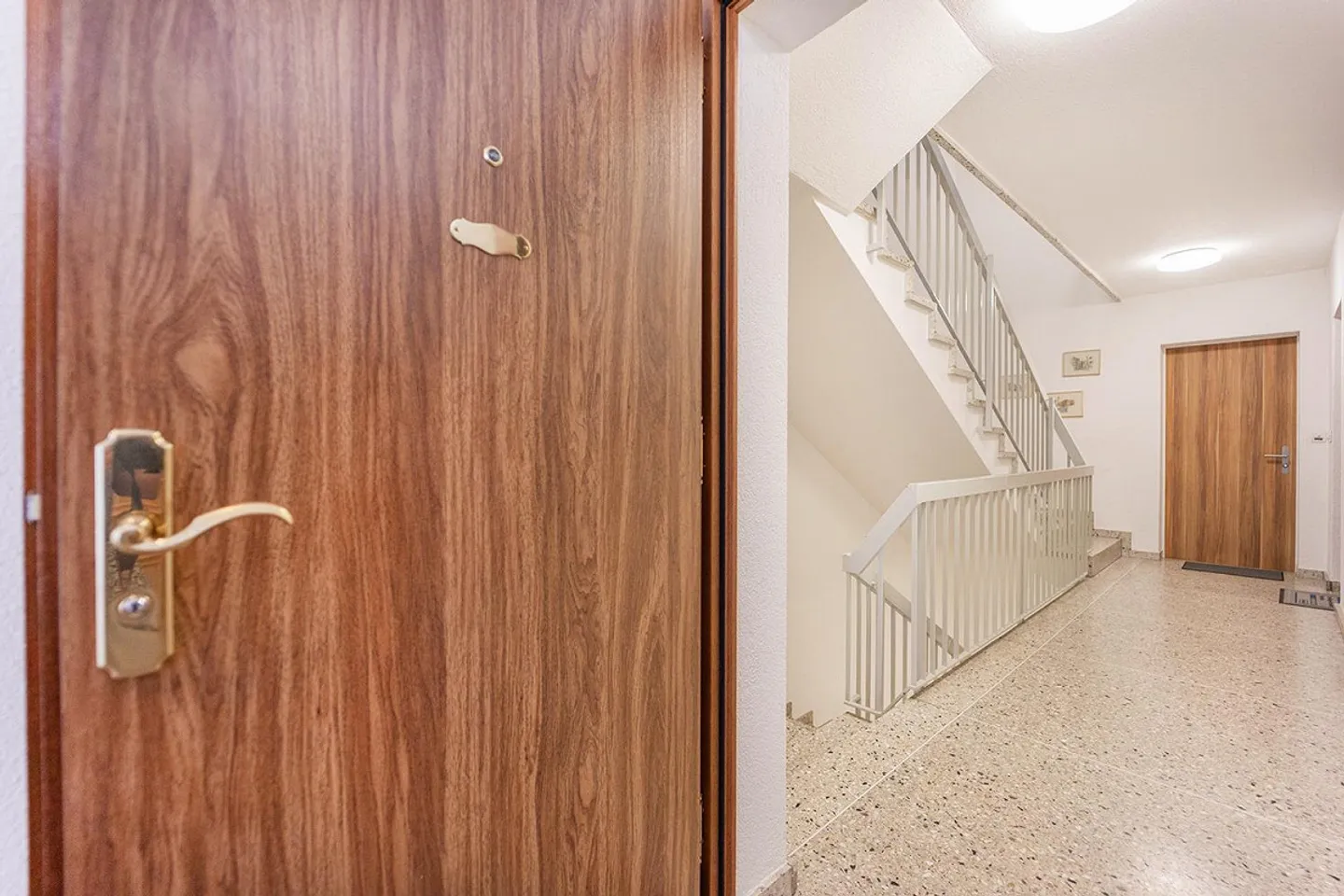 Large 6-room condominium in an attractive residential area with a view - Photo 4 of 14