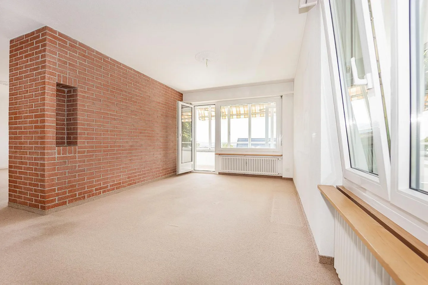 Large 6-room condominium in an attractive residential area with a view - Photo 8 of 14