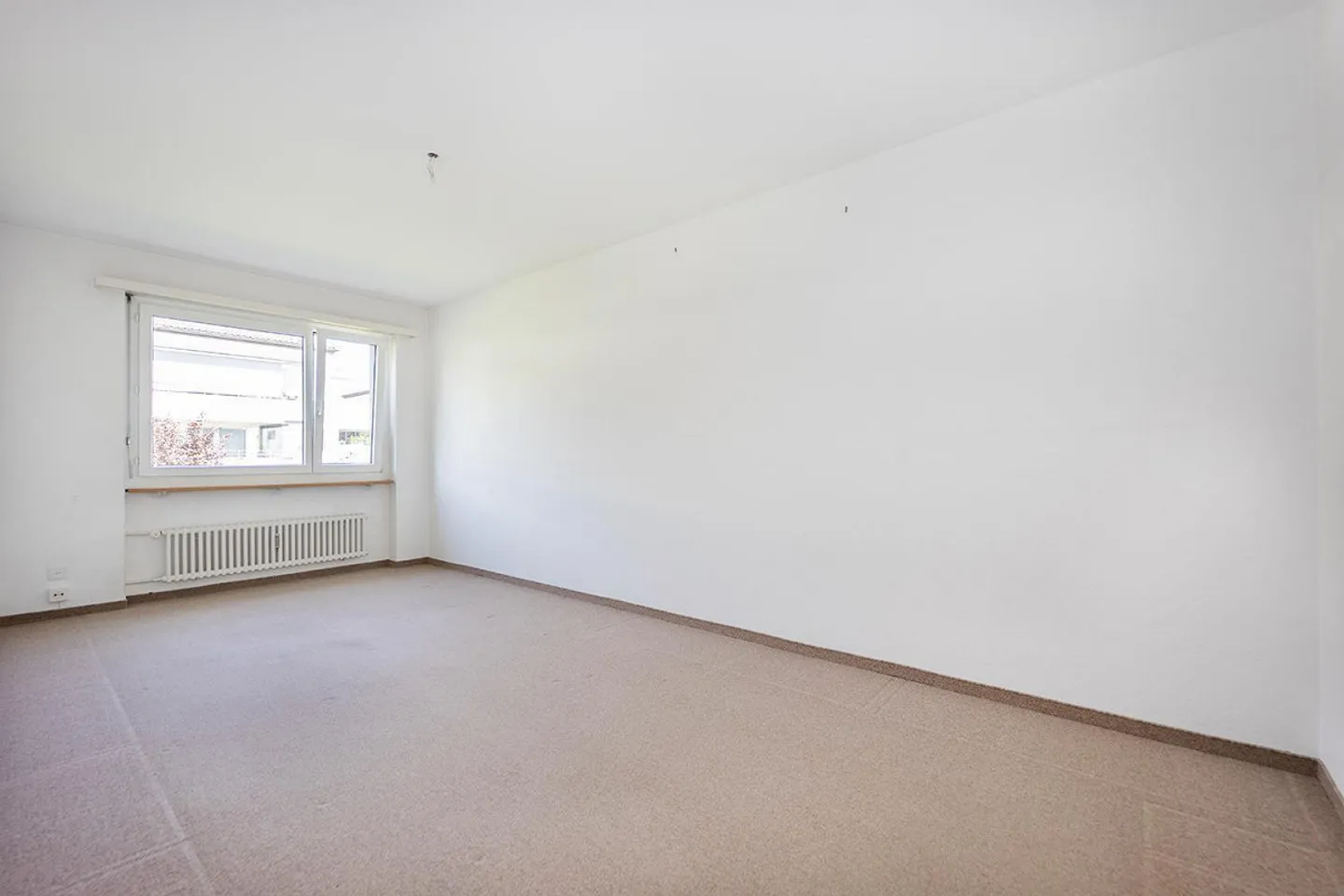 Large 6-room condominium in an attractive residential area with a view - Photo 11 of 14