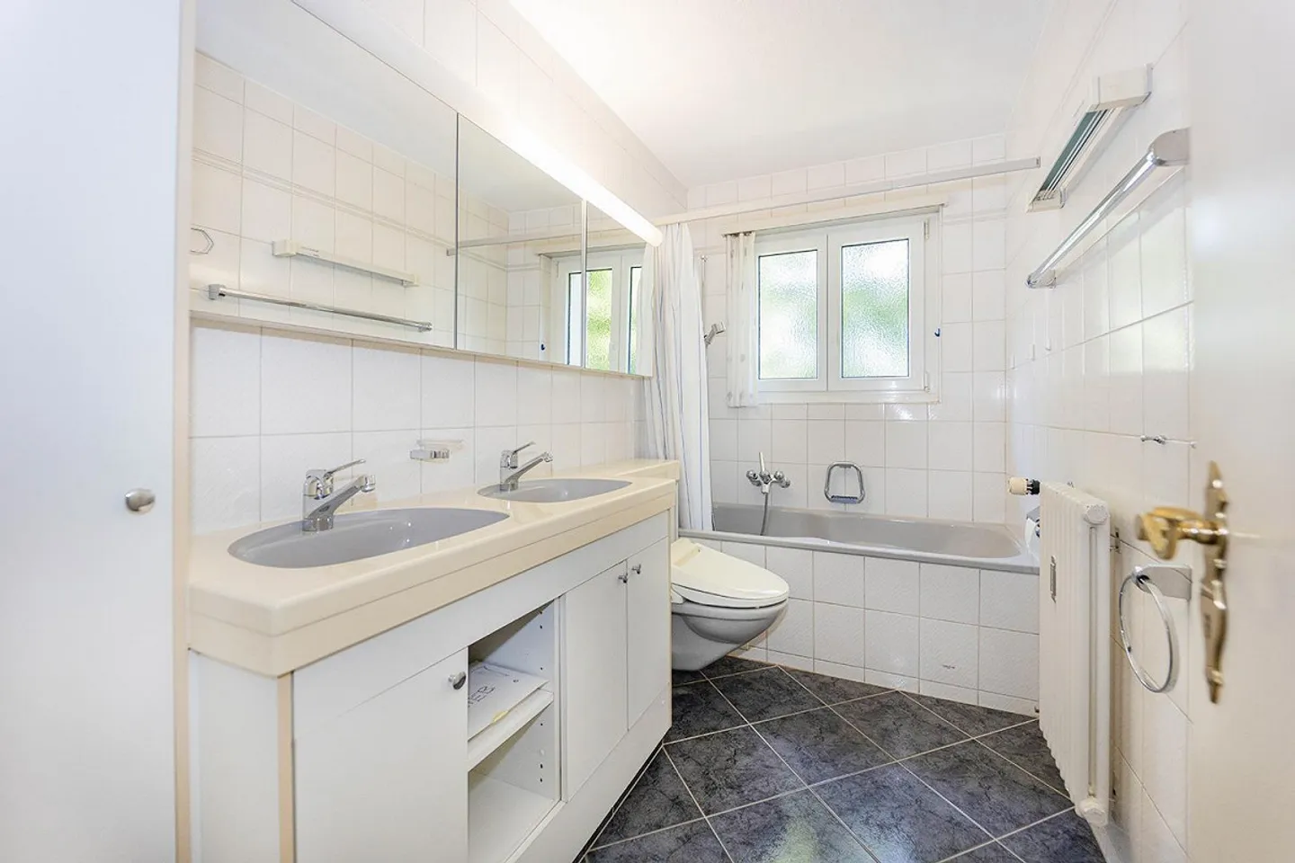 Large 6-room condominium in an attractive residential area with a view - Photo 12 of 14