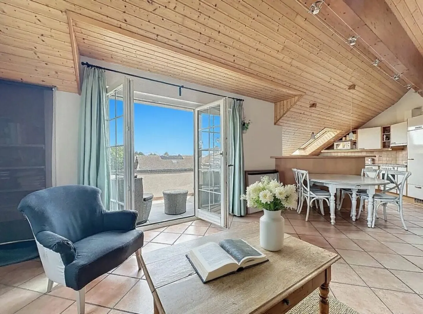 Wohnung im Doppelstock mit 5 Zimmern, Balkon und Innen- und Außenparkplätzen - Foto 2 di 23