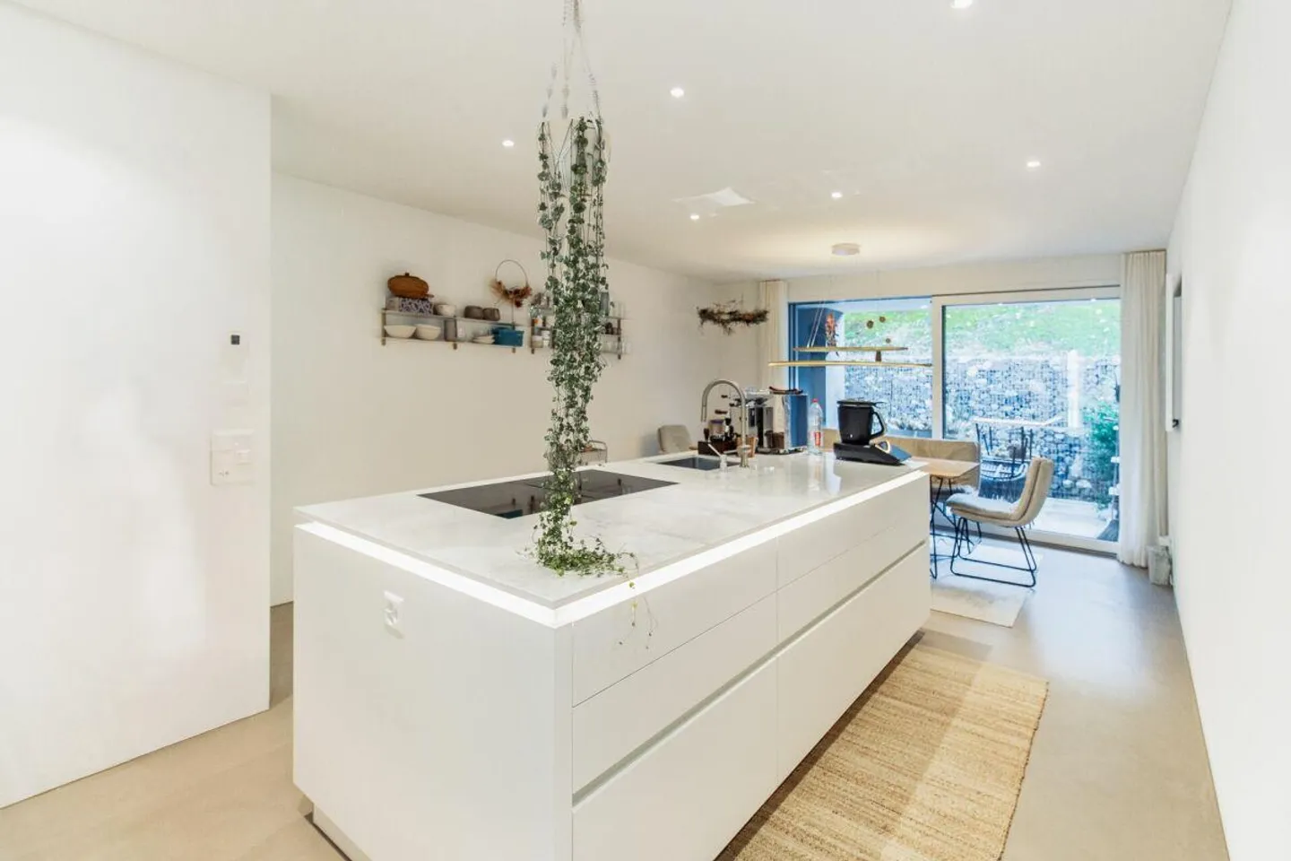 Between City and Nature - Stylish 5.5-Room Townhouse with Rooftop Terrace - Photo 4 of 12