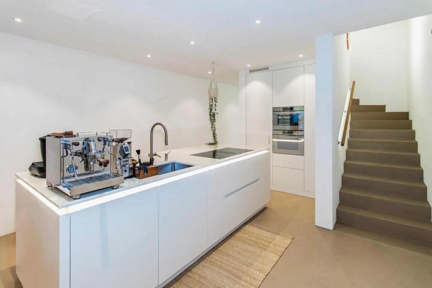 Between City and Nature - Stylish 5.5-Room Townhouse with Rooftop Terrace - Photo 6 of 12