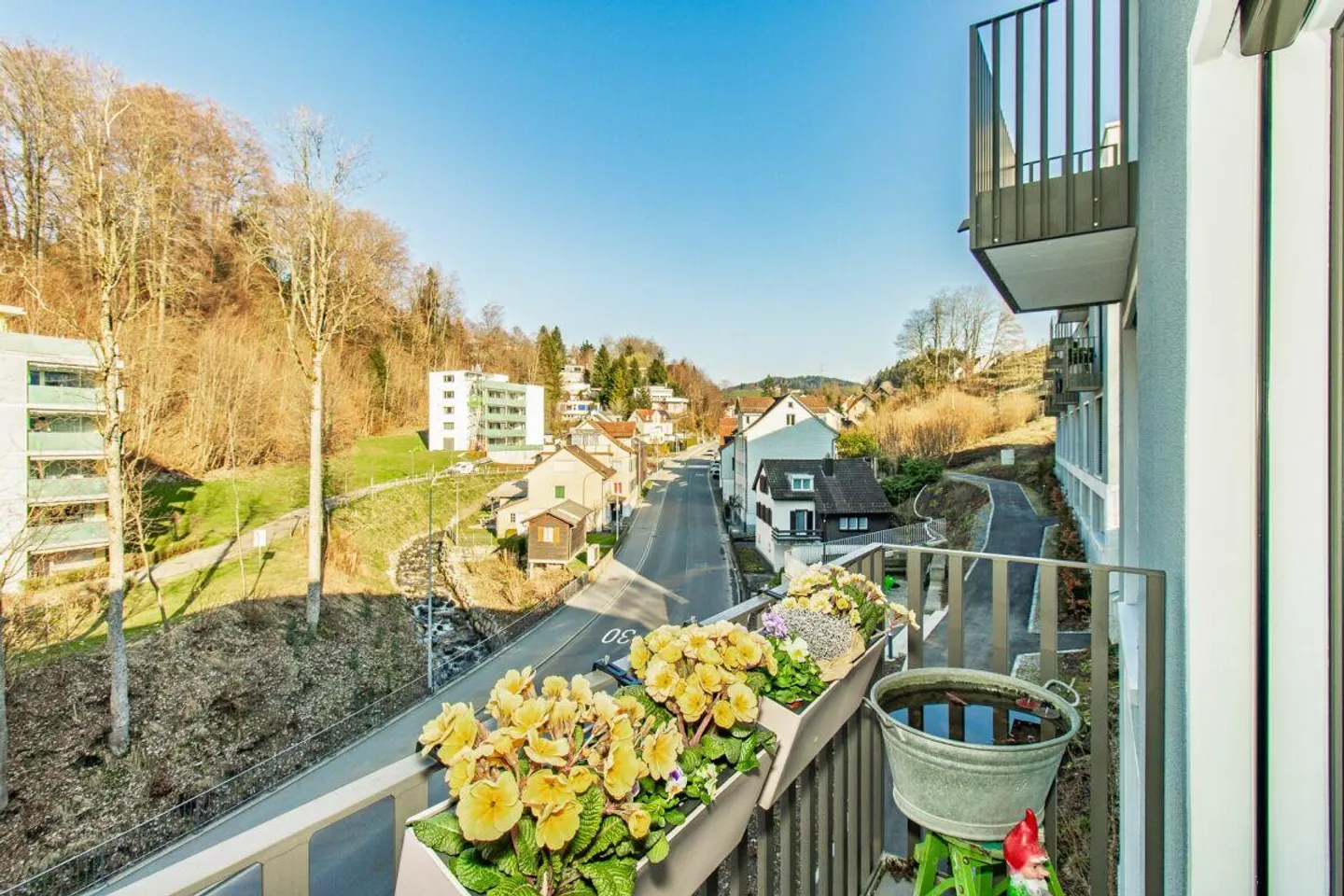 Between City and Nature - Stylish 5.5-Room Townhouse with Rooftop Terrace - Photo 11 of 12