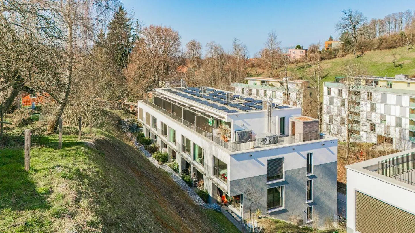Between City and Nature - Stylish 5.5-Room Townhouse with Rooftop Terrace - Photo 12 of 12