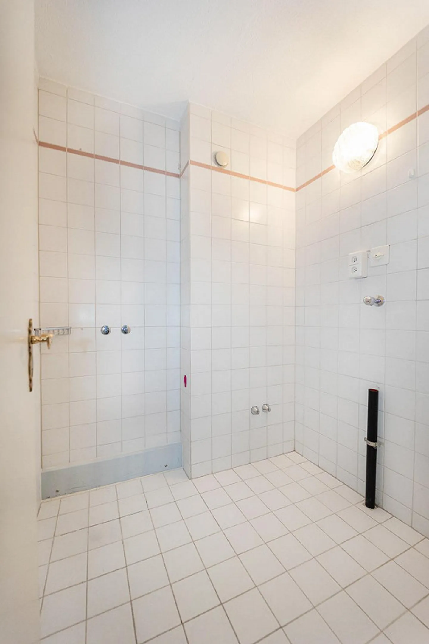 Large 6-room condominium in an attractive residential area with a view - Photo 13 of 14