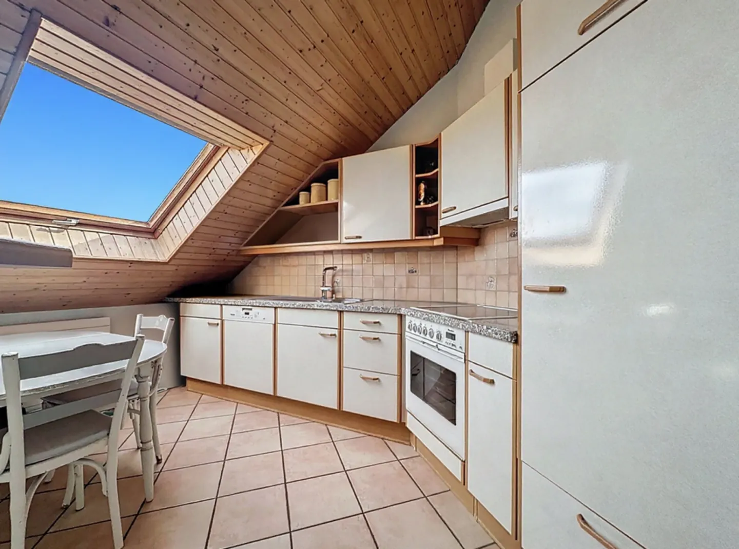 Wohnung im Doppelstock mit 5 Zimmern, Balkon und Innen- und Außenparkplätzen - Foto 6 di 23