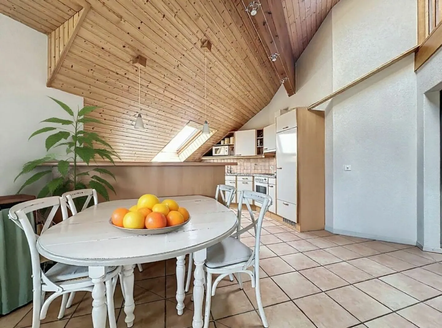 Wohnung im Doppelstock mit 5 Zimmern, Balkon und Innen- und Außenparkplätzen - Foto 5 di 23