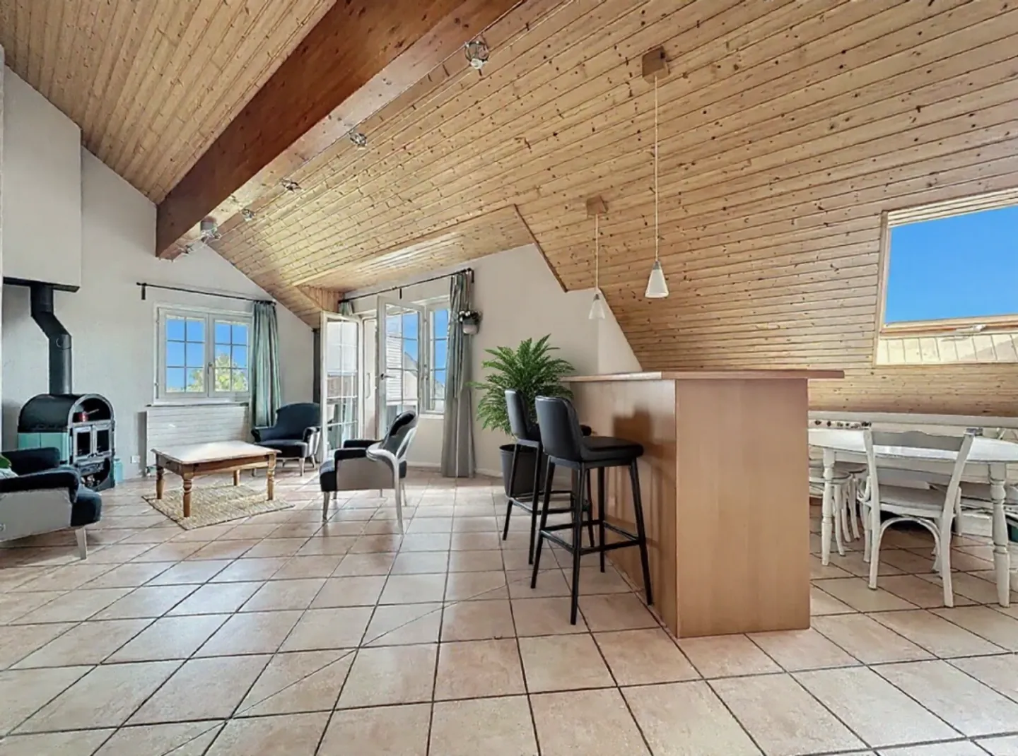 Wohnung im Doppelstock mit 5 Zimmern, Balkon und Innen- und Außenparkplätzen - Foto 8 di 23