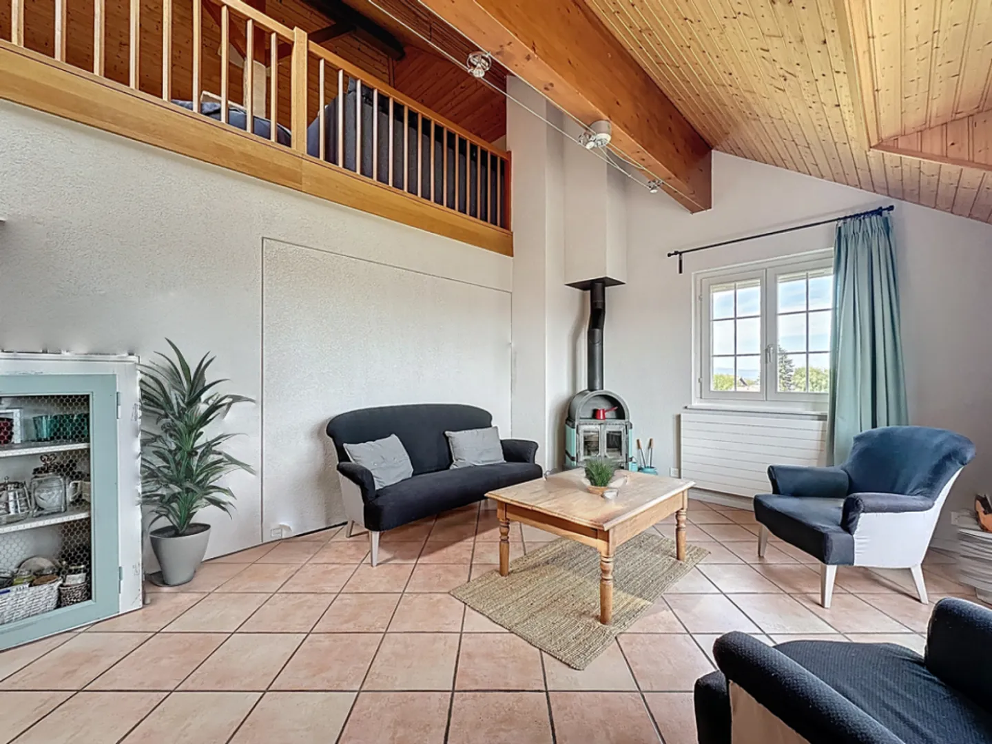 Wohnung im Doppelstock mit 5 Zimmern, Balkon und Innen- und Außenparkplätzen - Foto 9 di 23