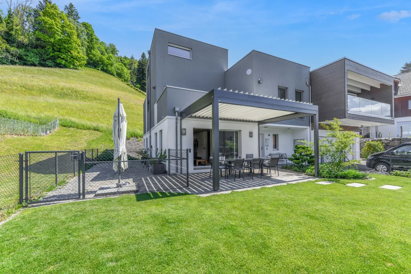 Vivere con vista: Casa da sogno con appartamento e oasi benessere - Foto 1 di 46