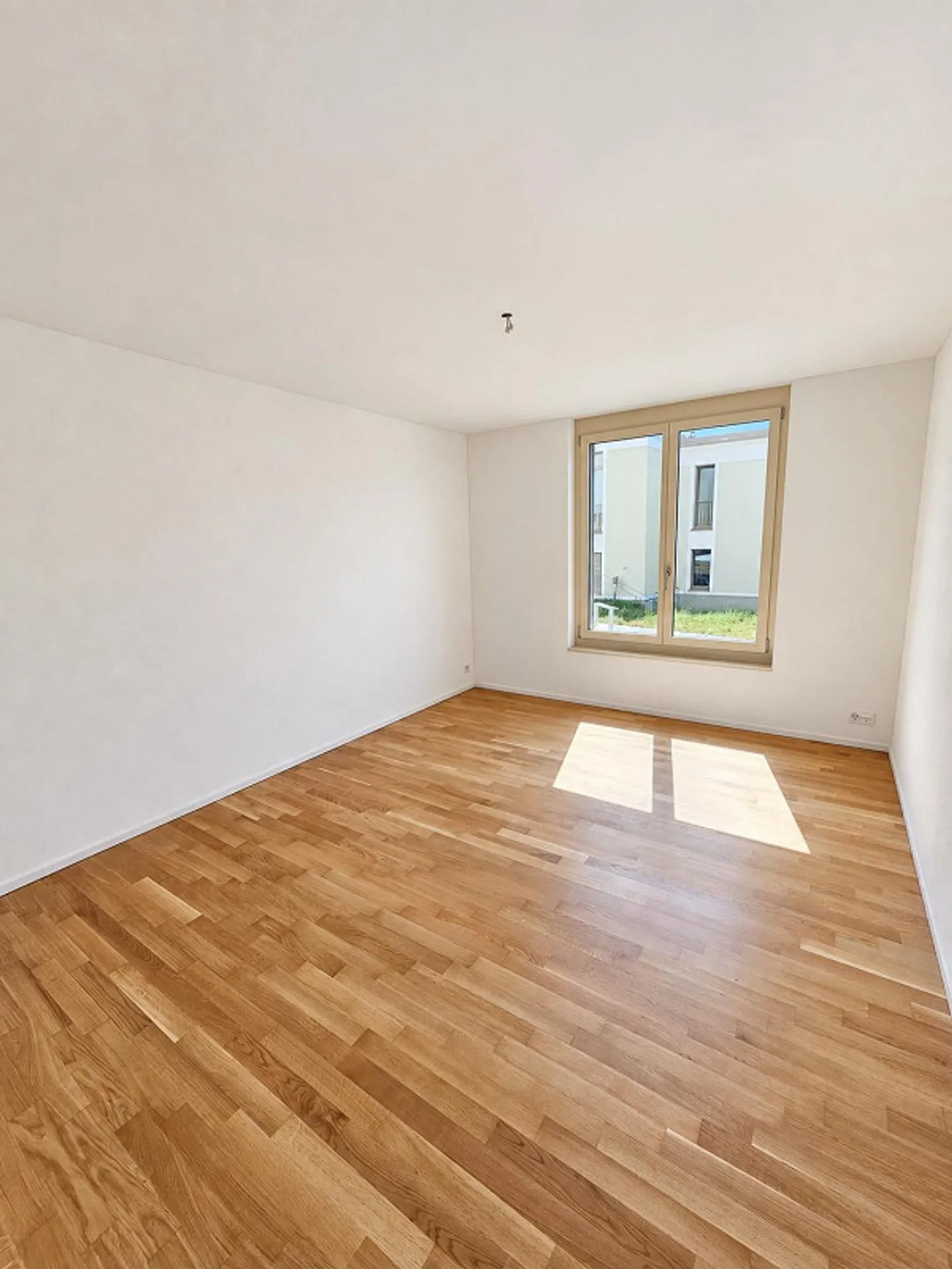 Modern Apartment with Lake View - Photo 6 of 8